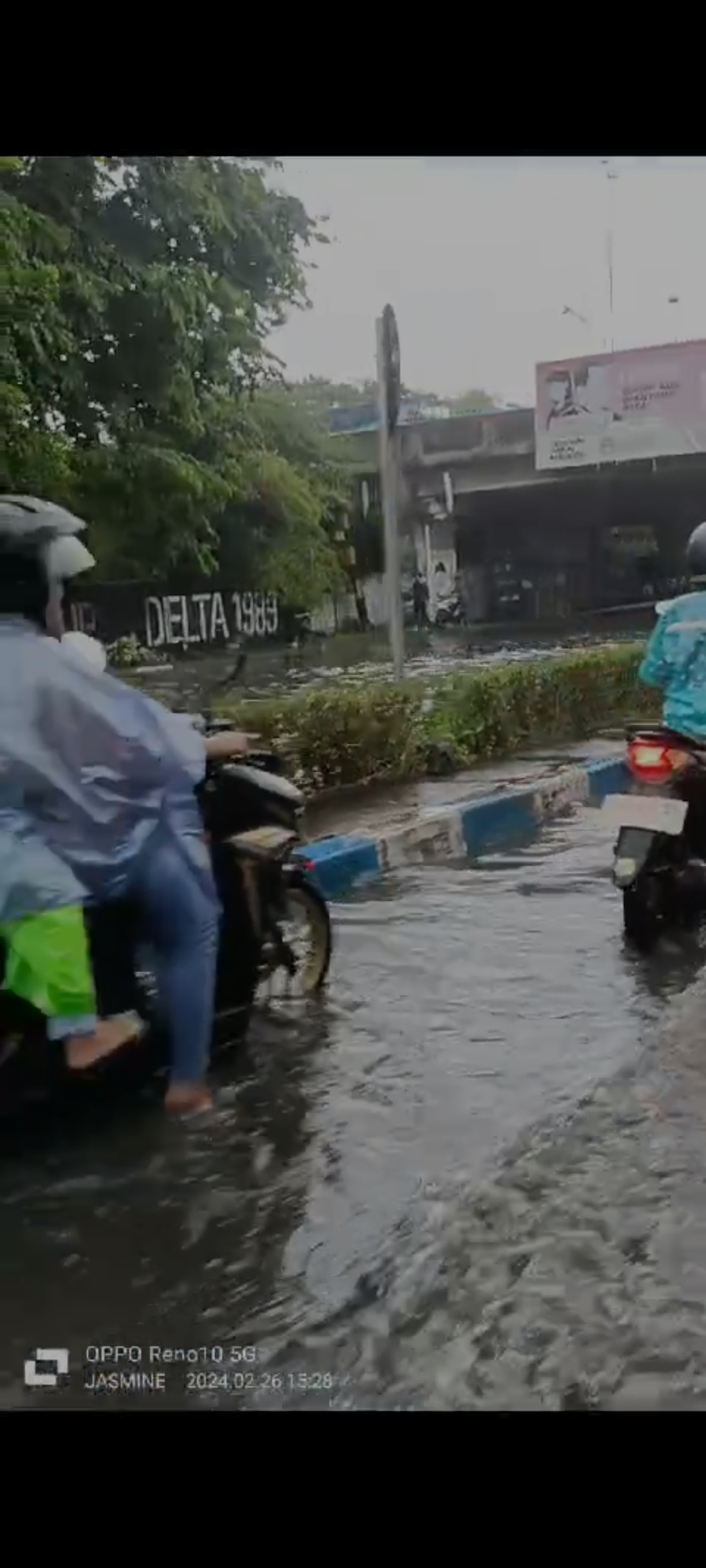 CUKUP DALAM: Genangan air yang ada di Jalan Jati, Sidoarjo, membuat pengendara tidak berani melintas. (IST)