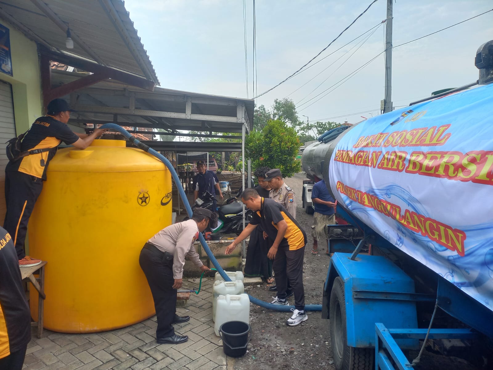 PEDULI : Polisi berikan bantuan air bersih kepada warga Tanggulangin. (IST)