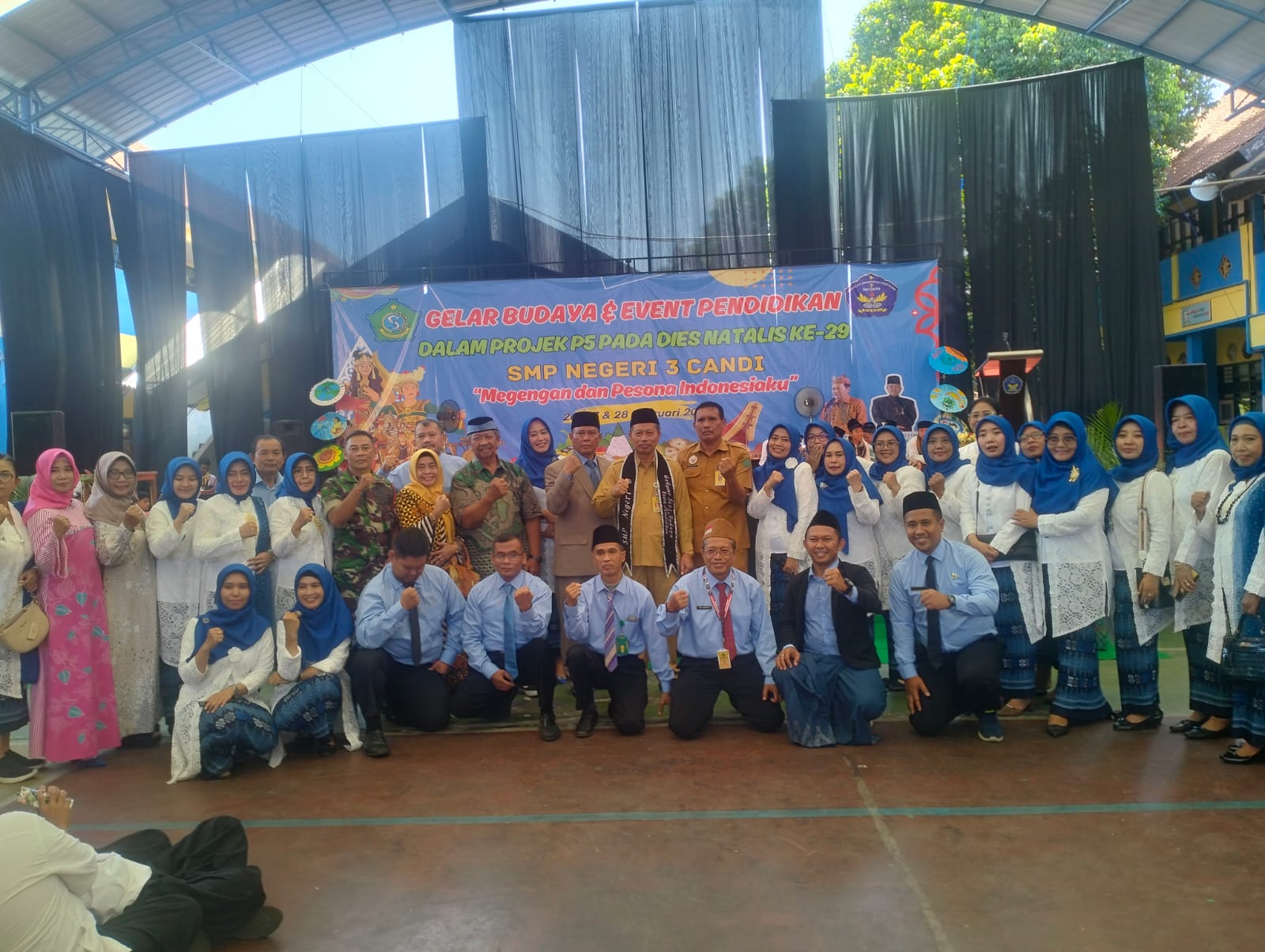 FOTO BERSAMA: Kepala SMPN 3 Candi Sidoarjo Gufron,S.Pd,M.Pd didampingi didampingi kepala Dinas Pendidikan dan Kebudayaan Sidoarjo Dr Tirto Adi dan dewan guru.