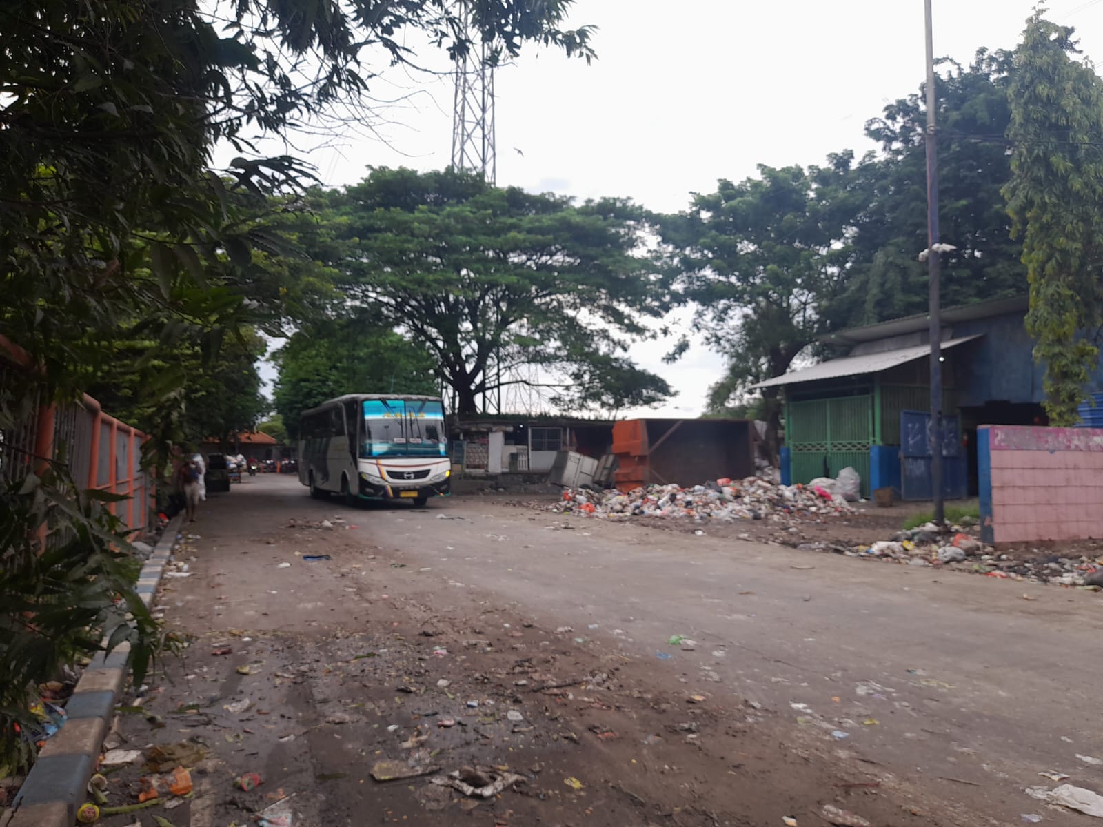 DIBERSIHKAN: Bus saat melintas di jalan yang sempat viral karena tumpukan sampah. (M SAIFUL ROHMAN/RADAR SIDOARJO)  &nbsp;