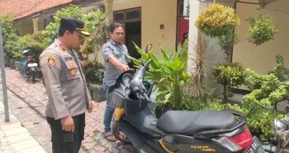 BARANG BUKTI: Motor korban sudah berada di Mapolsek Krian. (IST)