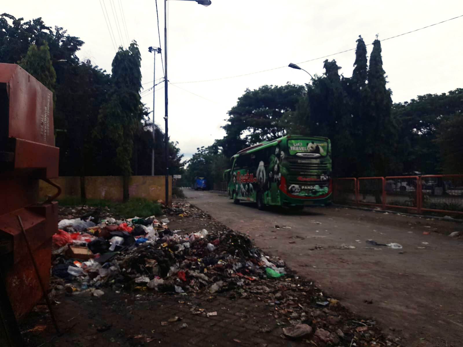 ANTISIPASI: Sampah menggunung di Terminal Purabaya sudah bersih. (M SAIFUL ROHMAN/RADAR SIDOARJO)