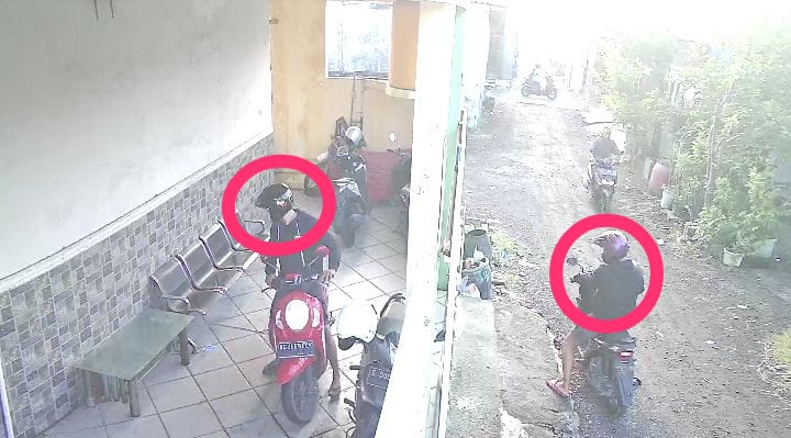 EKSEKUSI : Dua maling terekam CCTV saat mencuri Honda Scoopy. (DIKY PUTRA SANSIRI/RADAR SIDOARJO)