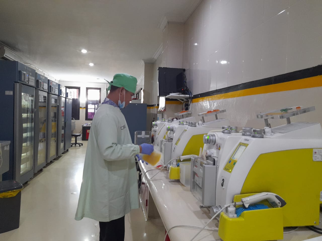 CEK STOK: Anggota PMI Sidoarjo sednag mengecek jumlah kantong darah. (IST)