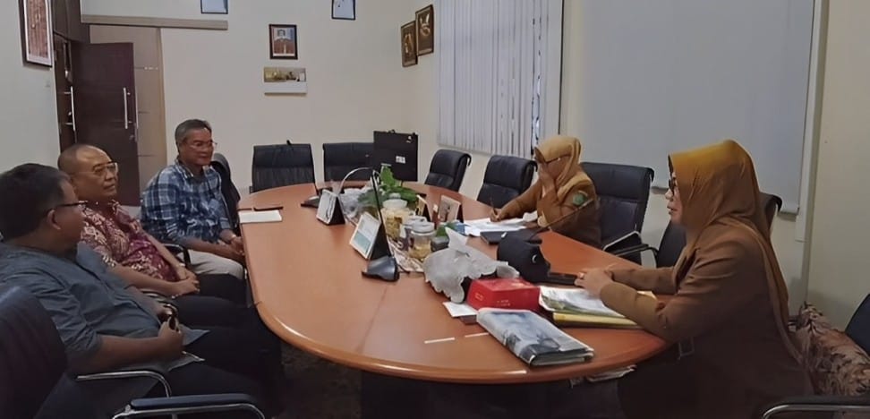 KOORDINASI: Dinkes Sidoarjo bersama USAID IUWASH Tangguh membahas bantuan jamban untuk masyarakat Sidoarjo. (IST)