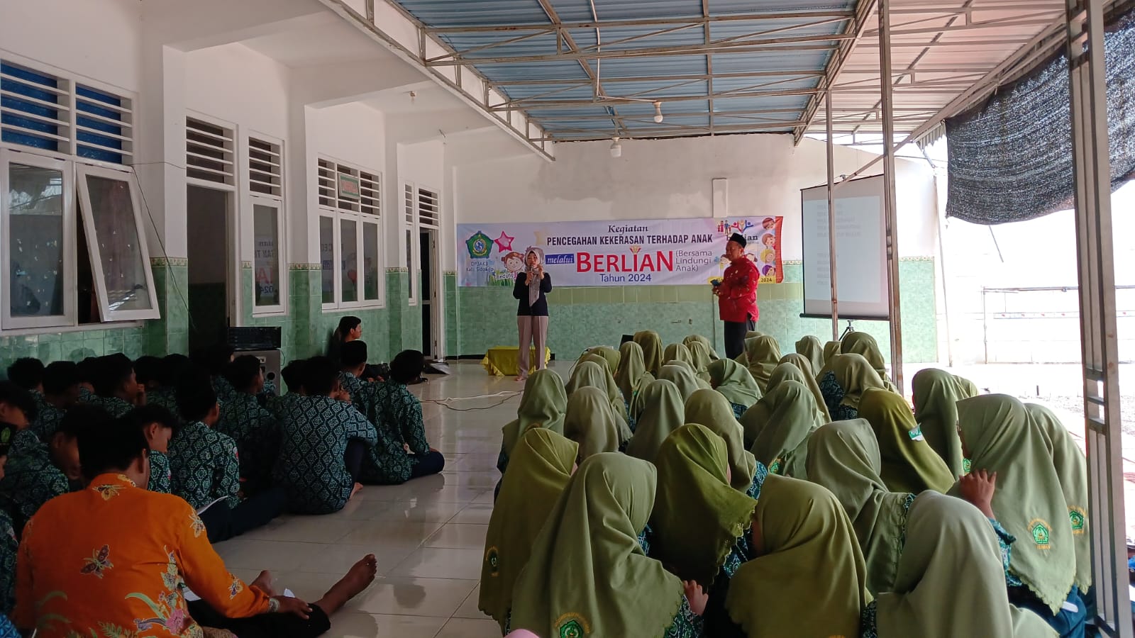 TELATEN : Polisi mengedukasi para pelajar mengenai bahaya kekerasan terhadap anak. (IST)  &nbsp;