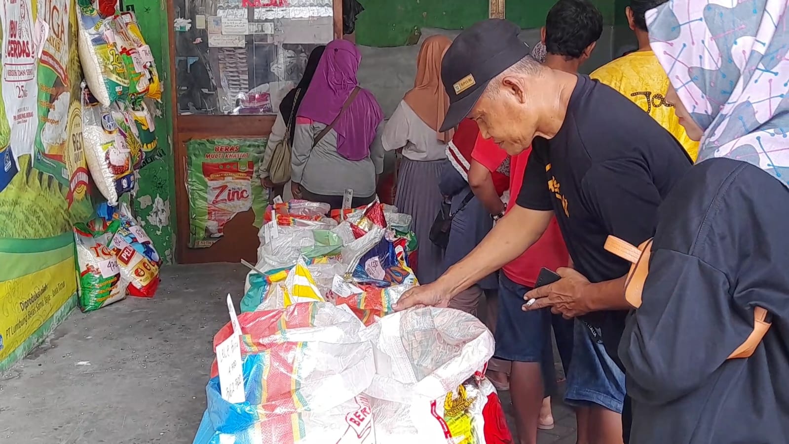 BAHAN POKOK: Masyarakat antre membeli beras di Pasar Larangan. (M SAIFUL ROHMAN/RADAR SIDOARJO)