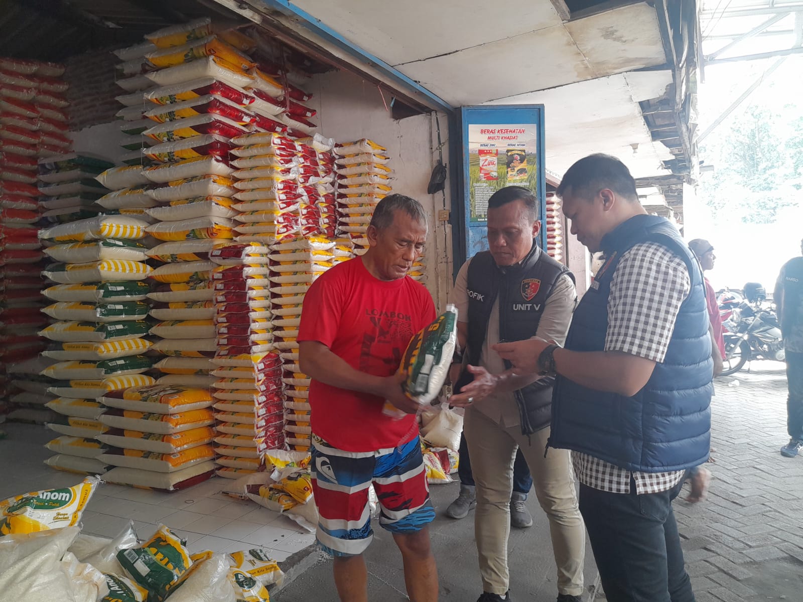 PANTAU: Kasat Reskrim Polresta Sidoarjo Kompol Agus Sobarnapraja (kanan) berkunjung ke Pasar Larangan. (DIKY PUTRA SANSIRI/RADAR SIDOARJO)