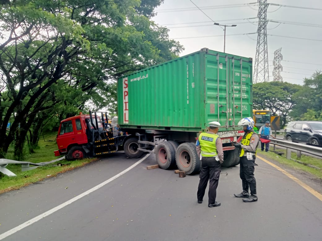 TERPEROSOK : Truk warna merah menutup ruas jalan tol.