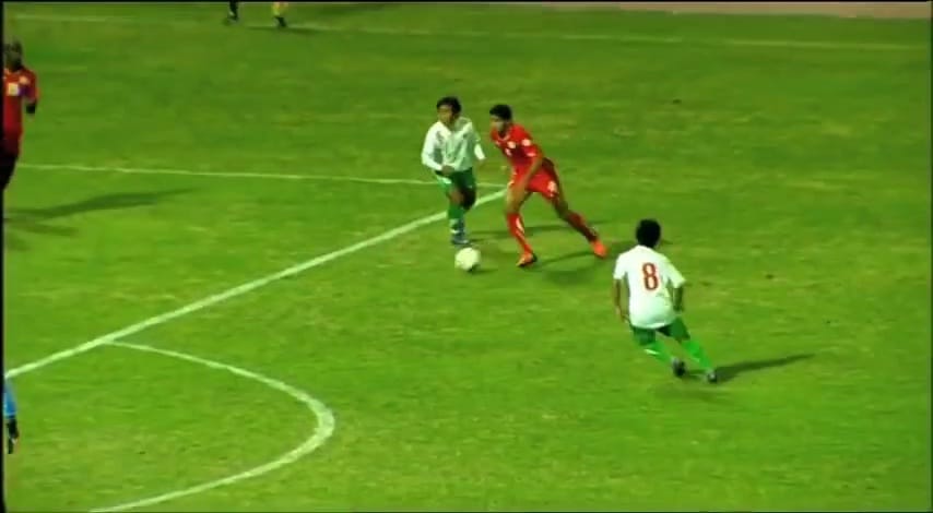 KENANGAN: Rendi Irwan saat berusaha mengawal pemain Timnas Bahrain.