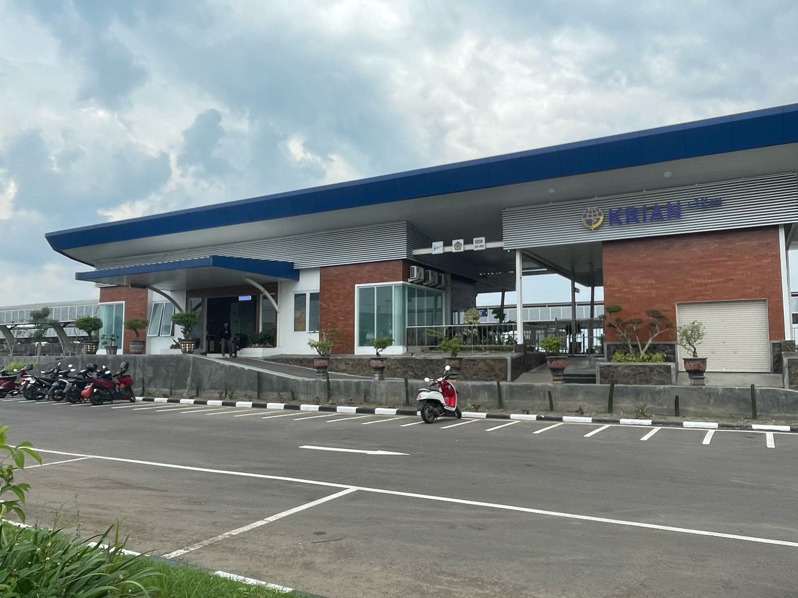 BARU: Stasiun Krian lebih esetetik seusai renovasi. (M SAIFUL ROHMAN/RADAR SIDOARJO)