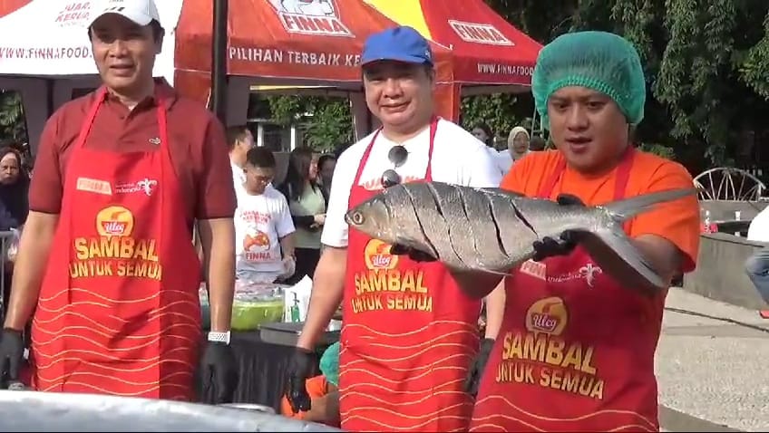 GRATIS: Chef Bobon Santoso (kanan) saat masak ikan bandeng khas Sidoarjo. (M SAIFUL ROHMAN/RADAR SIDOARJO)