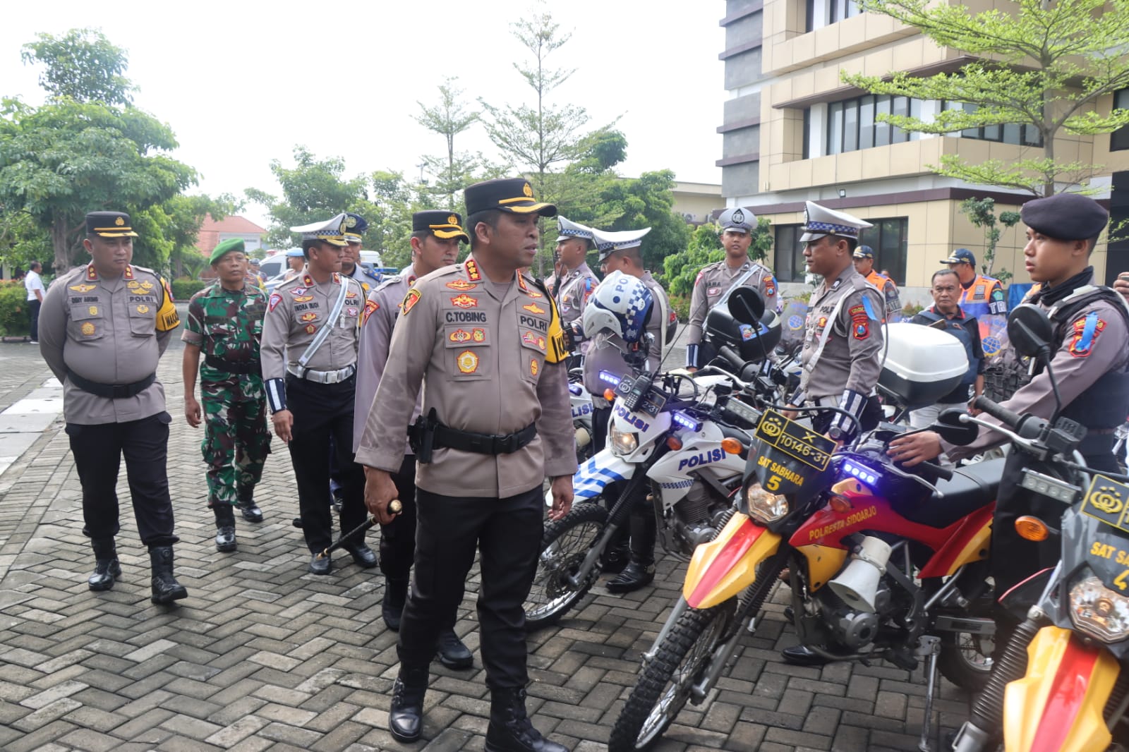 TEGAS: Kapolresta Sidoarjo Kombes Pol Christian Tobing mengecek kesiapan anggota Polresta Sidoarjo. (IST)