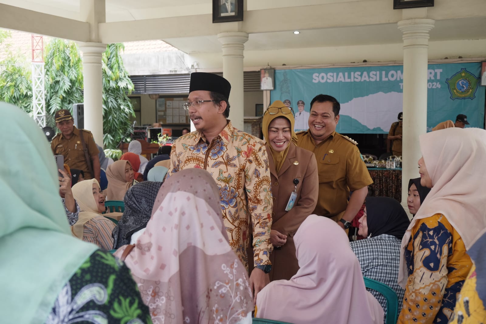 TULANGAN: Bupati Sidoarjo Ahmad Muhdlor bersama Kepala Dinkes Sidoarjo Fenny Apridawati.