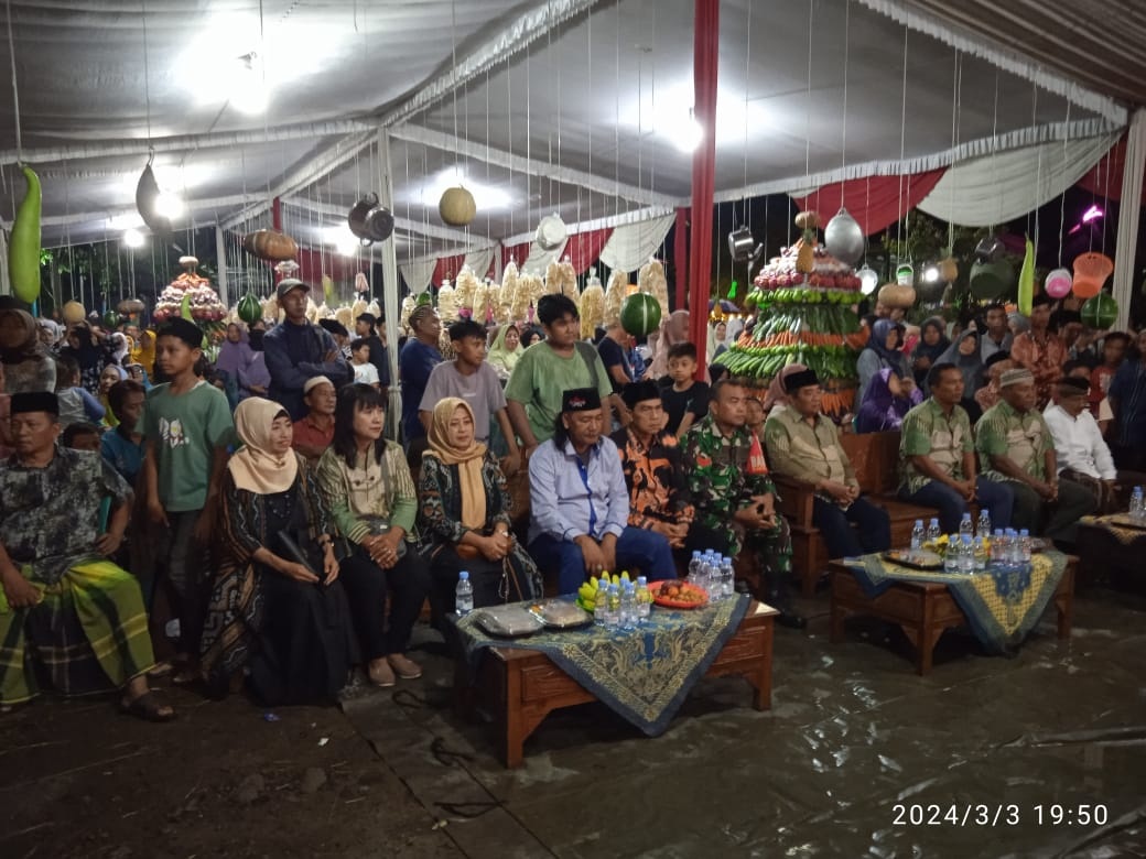 MERIAH: Kepala Desa Gelam Muchammad Muslich beserta ketua BPD dan ketua RT dan RW Desa Gelam serta tokoh masyarakat dalam kegiatan ruwah desa.