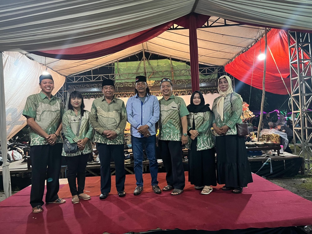 KOMPAK: Tim BPD Desa Gelam bersama Kepala Desa Gelam Muchammad Muslich dalam ruwah desa.