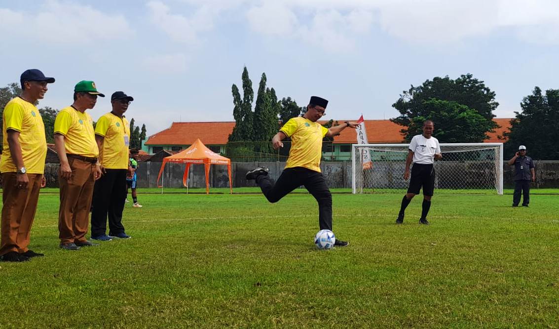 SEMANGAT: Bupati Sidoarjo Ahmad Muhdlor secara simbolis melakukan tendangan pertama. (M SAIFUL ROHMAN/RADAR SIDOARJO)