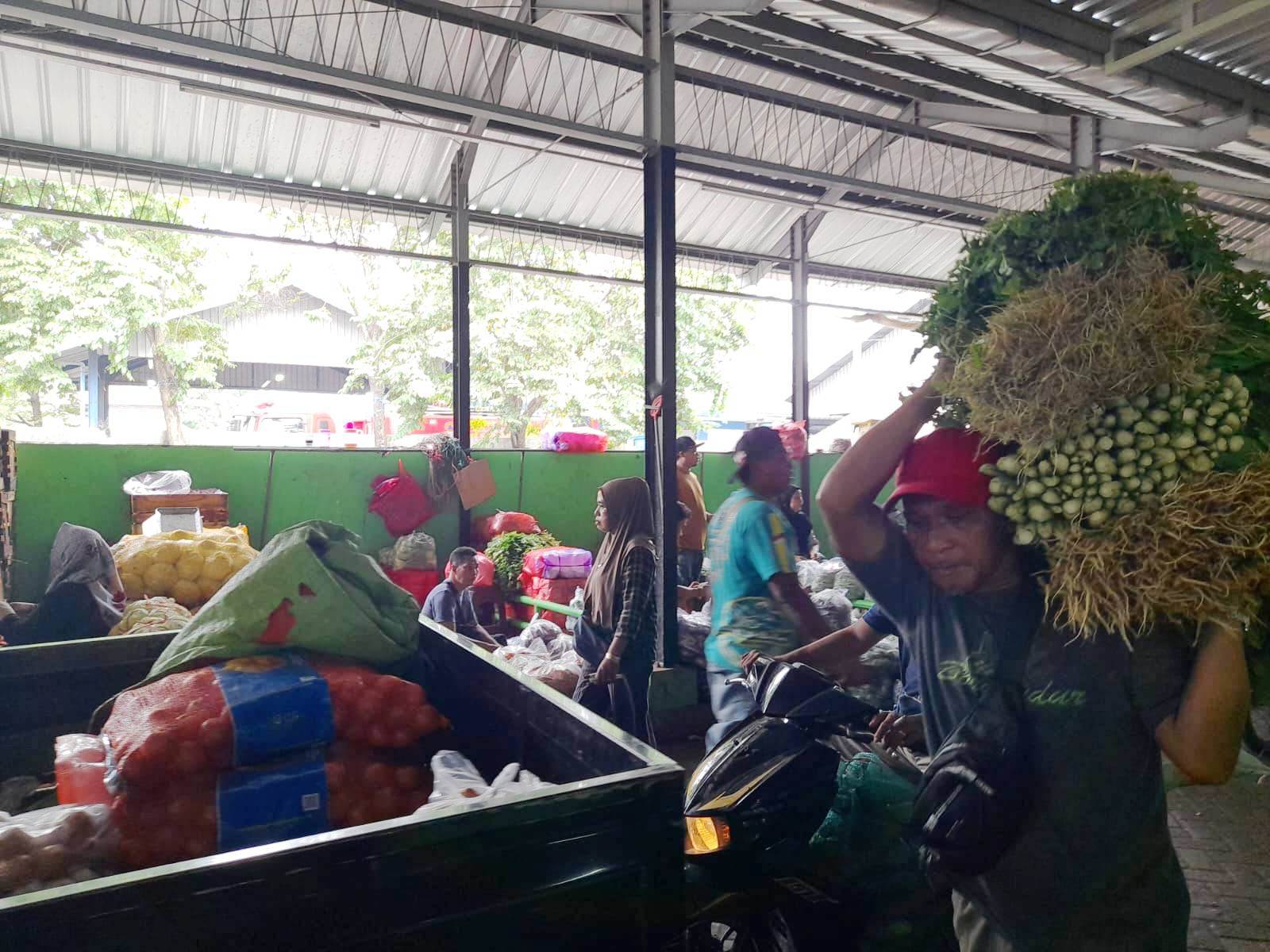 JADI JUJUKAN: Suasana pedagang di Pasar Sayur Porong. (M SAIFUL ROHMAN/RADAR SIDOARJO)