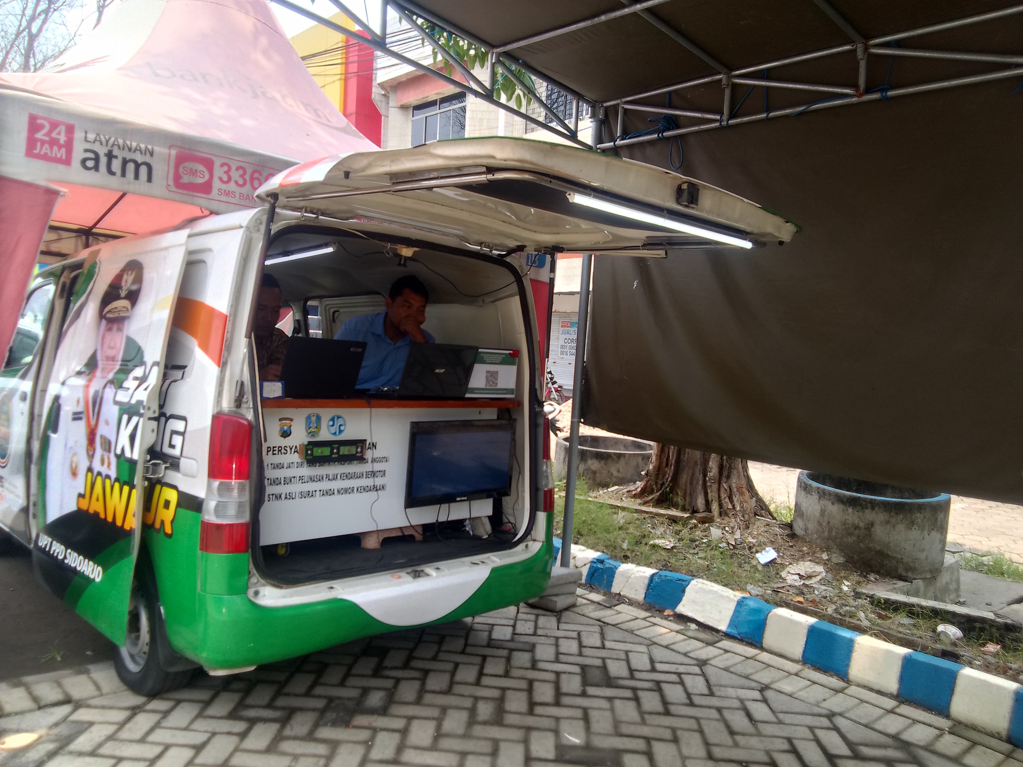 PELAYANAN : Mobil Samsat keliling berlokasi di belakang bekas Giant Pondok Candra, Waru. (DIKY PUTRA SANSIRI/RADAR SIDOARJO)