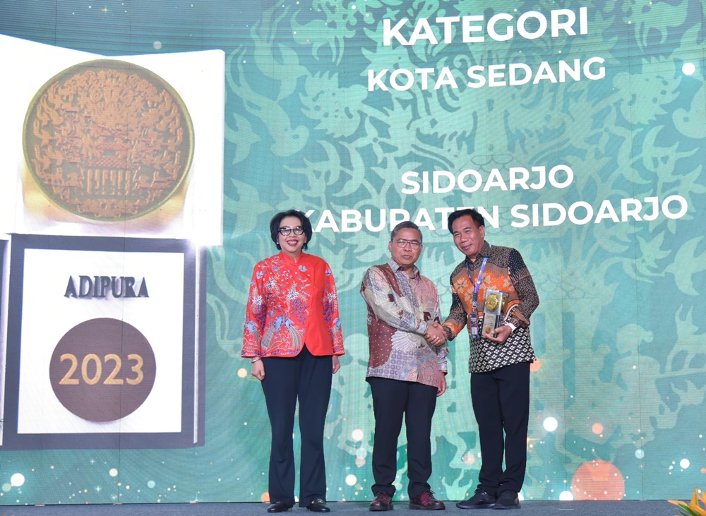 KOMITMEN: Kepala DLHK Sidoarjo Bahrul Amig saat menerima penghargaan Adipura kategori Kota Sedang dari Kementerian Lingkungan Hidup dan Kehutanan. (IST)