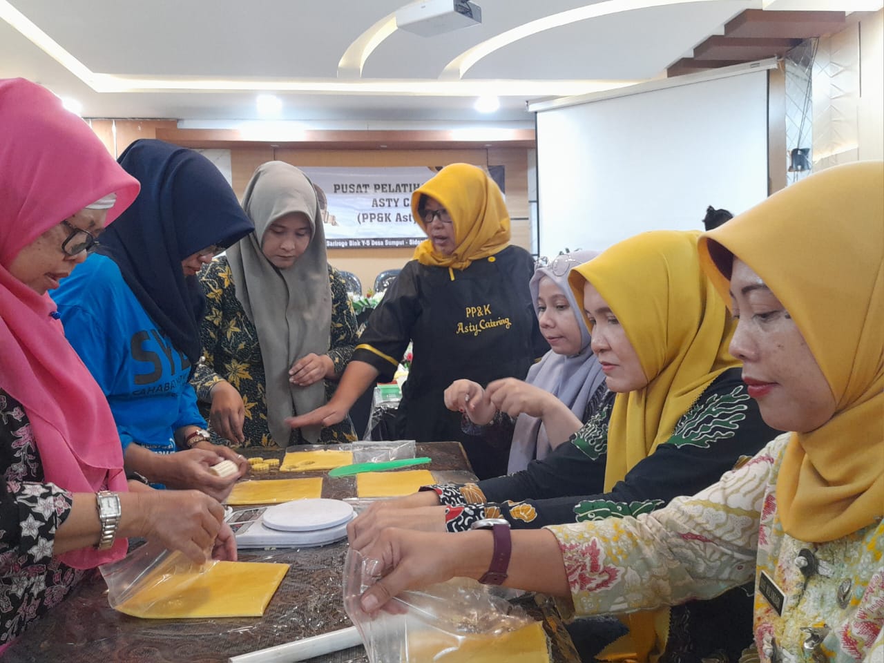 ENAK: Chef Asty (Tengah) saat ajari pelaku UMKM Sidoarjo mengolah adonan cookies. (M SAIFUL ROHMAN/RADAR SIDOARJO)