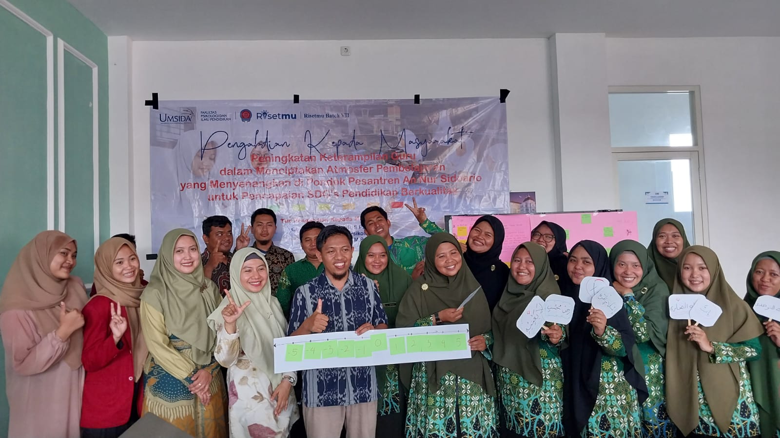 SEMANGAT: Peserta dan pemateri pelatihan Joyful Learning di Sidoarjo.