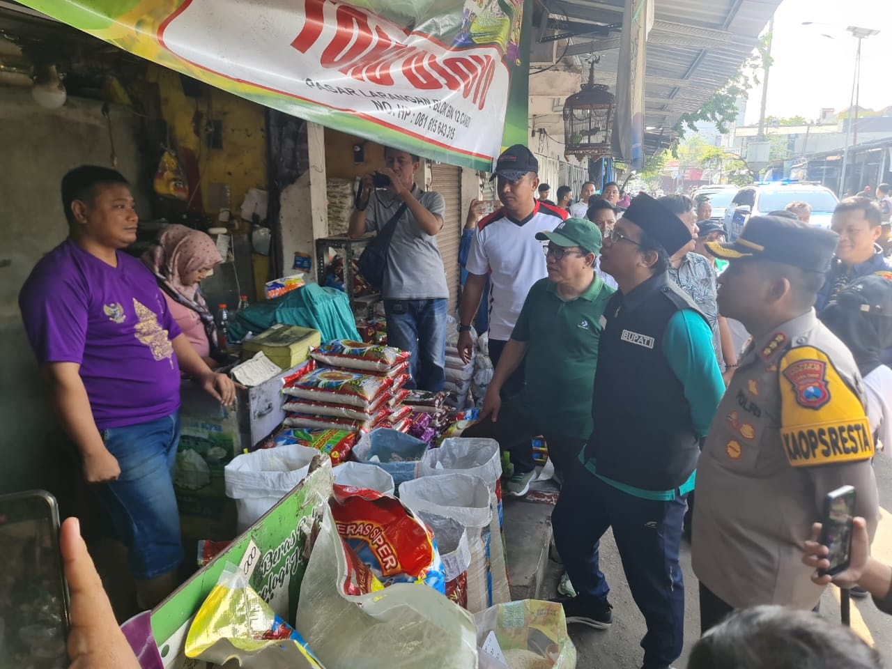 HARGA TERJANGKAU: Bupati Sidoarjo Ahmad Muhdlor saat sidak pasokan beras di Pasar Larangan, Jumat (8/3) siang. (M SAIFUL ROHMAN/RADAR SIDOARJO)