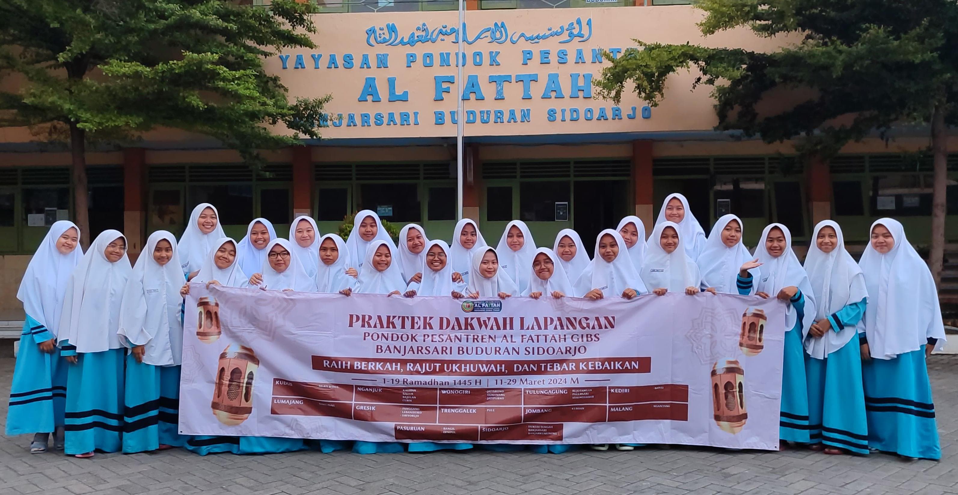 KOMPAK: Para santriwati Pondok Pesantren Al Fattah saat foto bersama sebelum kegiatan praktik dakwah lapangan. (IST)