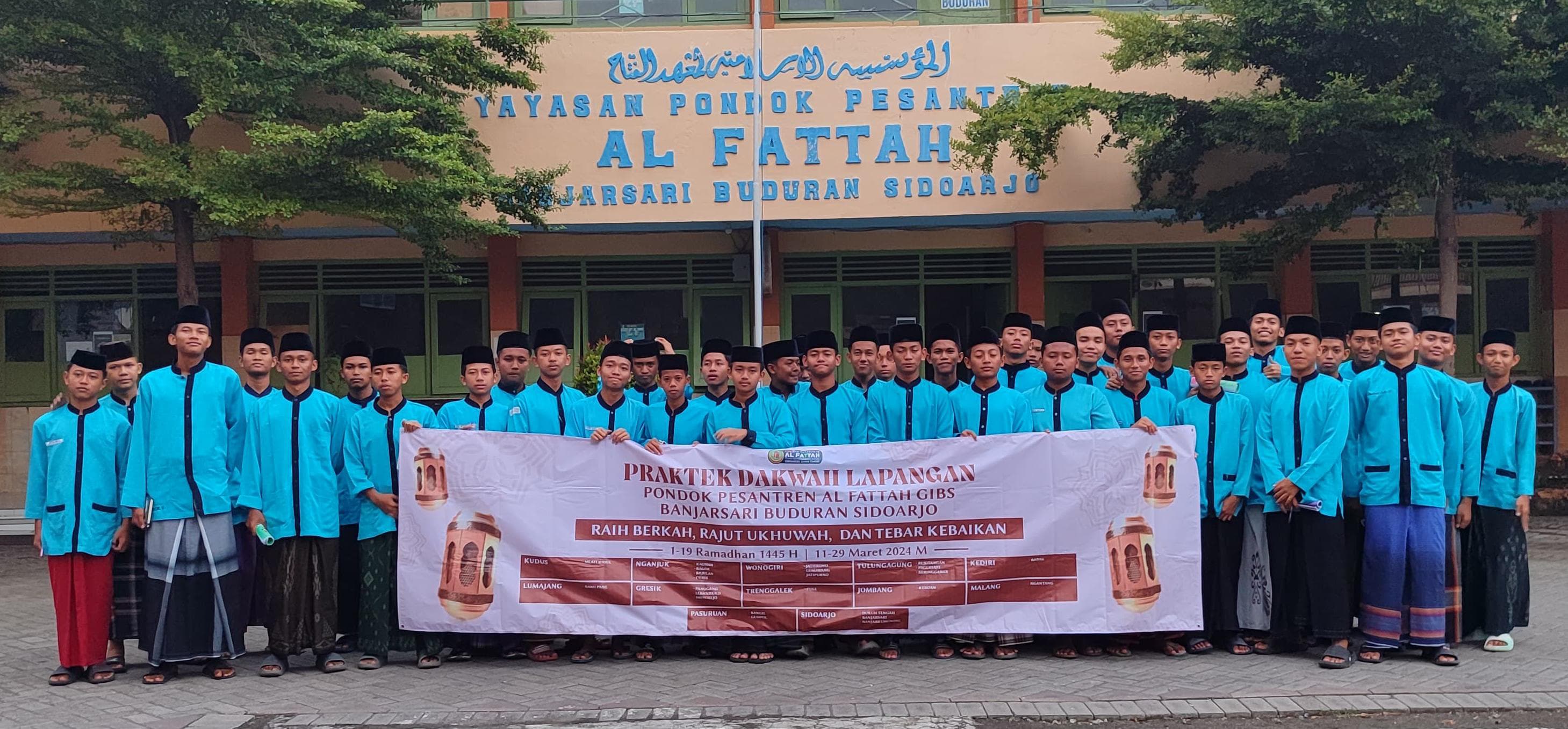 SEMANGAT: Para santri Pondok Pesantren Al Fattah Sidoarjo saat foto bersama sebelum kegiatan praktik dakwah lapangan. (IST)