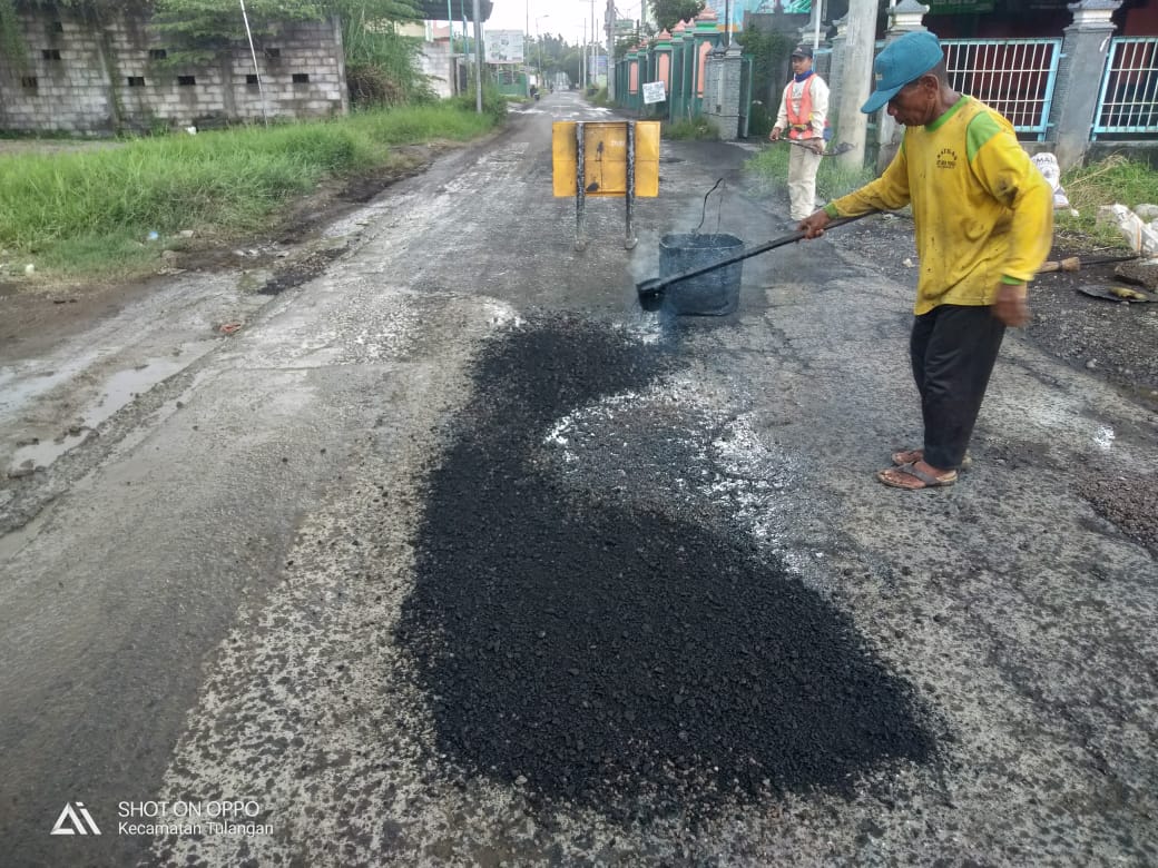 BERLUBANG: Penambalan jalan rusak dilakukan secara rutin di wilayah Sidoarjo. (IST)
