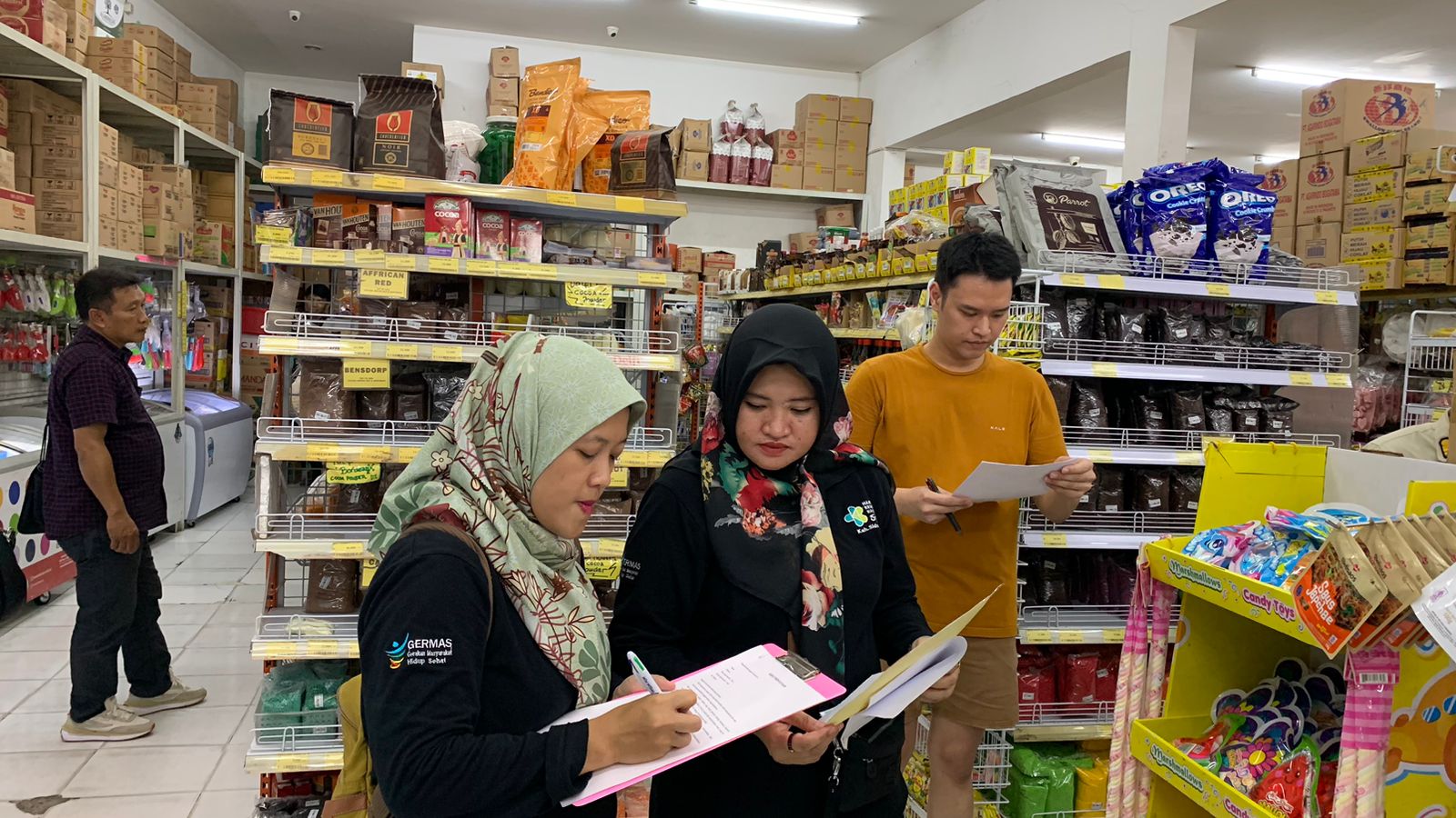 CEK: Tim dari Dinkes Sidoarjo memeriksa produk makanan dan minuman jelang Ramadan. (IST/DINKES SIDOARJO)