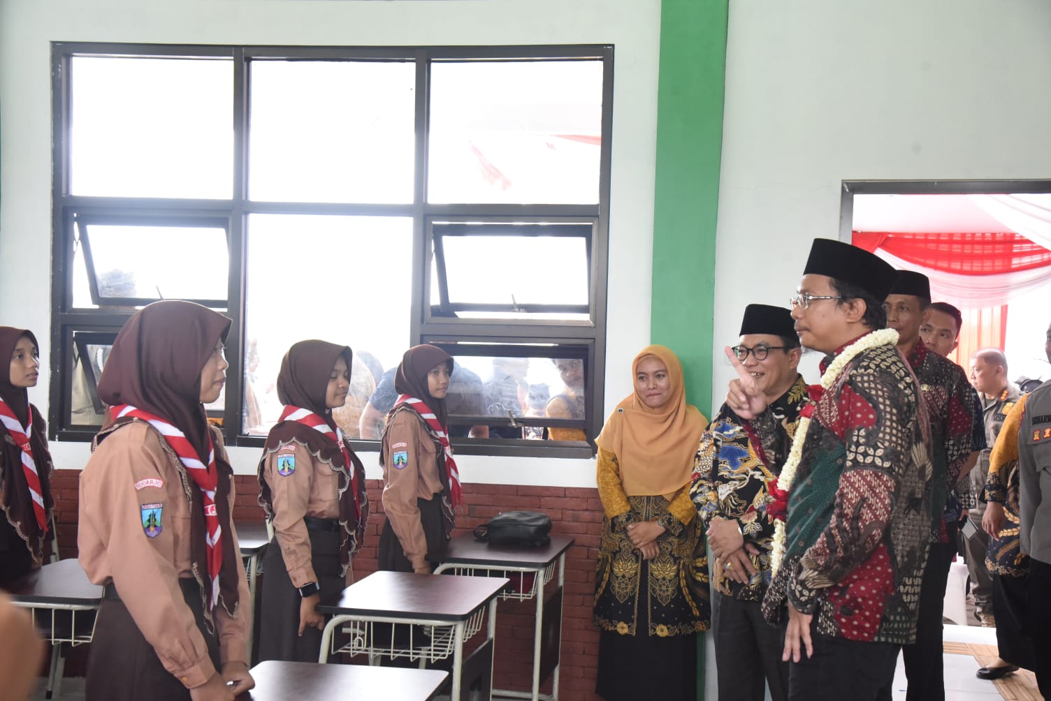 BARU: Bupati Sidoarjo Ahmad Muhdlor melihat ruang kelas usai meresmikan SMPN 2 Prambon. (IST/Humas Pemkab Sidoarjo)