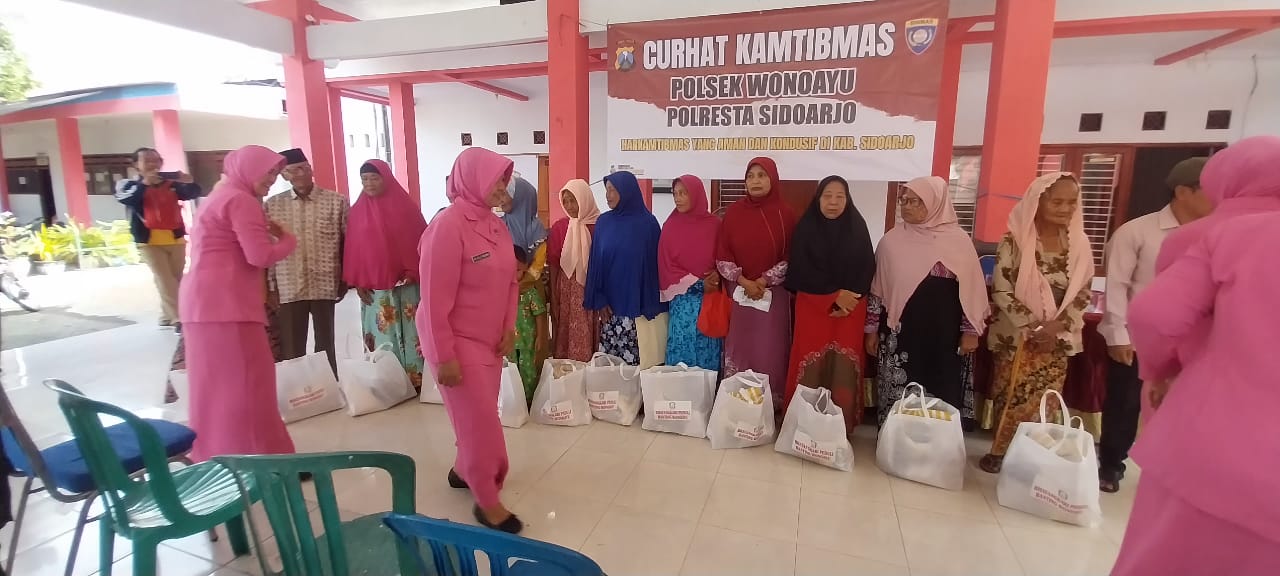 BERBAGI : Anggota Polsek Wonoayu, Sidoarjo, memberikan 50 paket sembako kepada warga. (IST)