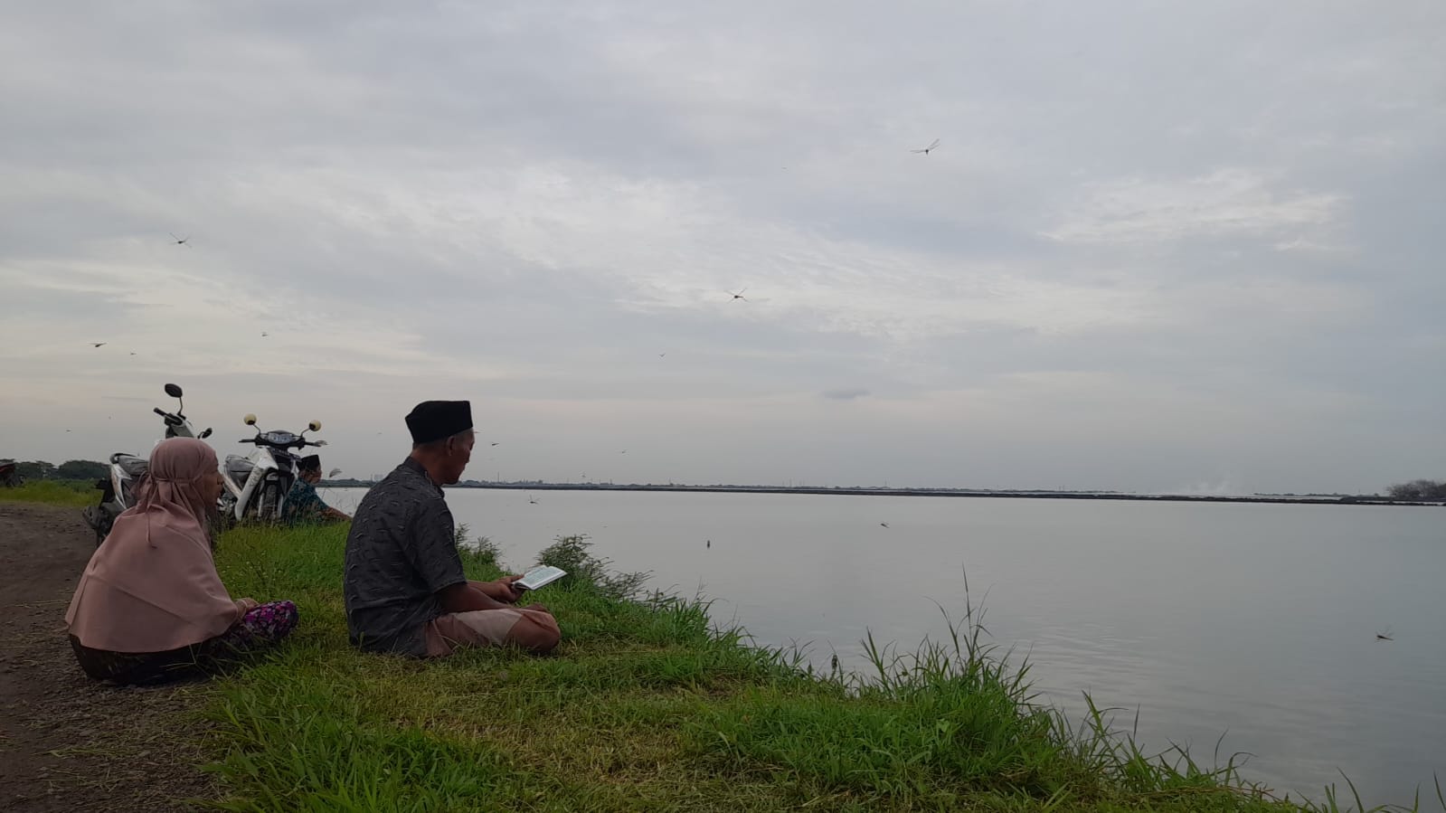 RUTIN: Warga Porong, Sidoarjo, yang melakukan nyekar di tanggul lumpur menjelang Ramadan. (M SAIFUL ROHMAN/RADAR SIDOARJO)