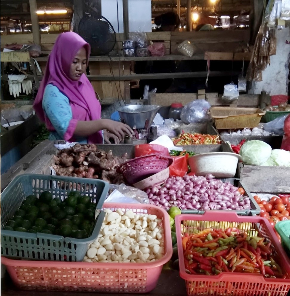 MULAI TURUN: Penjual cabai di pasar tradisional di Sidoarjo. (IST)