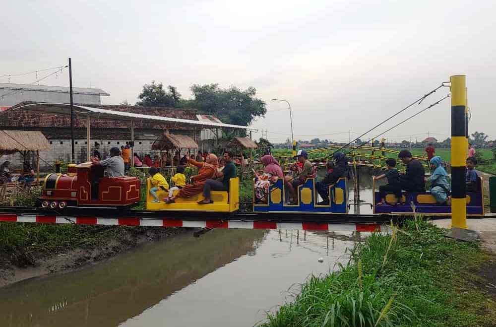 MENYENANGKAN: Pengunjung saat menikmati kereta di wisata Mbah Retjo, Tanggulangin. (M SAIFUL ROHMAN/RADAR SIDOARJO)  &nbsp;