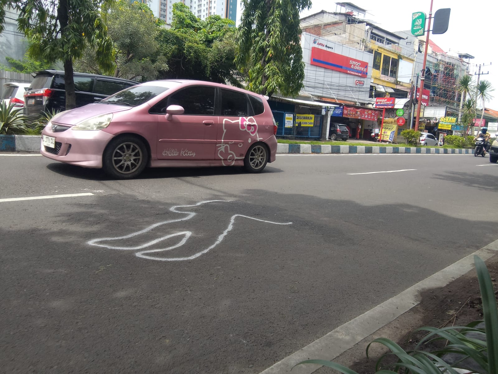 NAHAS : TKP tewasnya pemuda di Jalan Pahlawan Sidoarjo. (DIKY PUTRA SANSIRI/RADAR SIDOARJO)