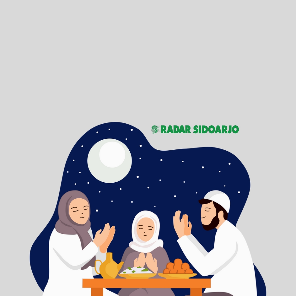 IBADAH: Umat muslim Sidoarjo melantukan doa ketika berbuka puasa.