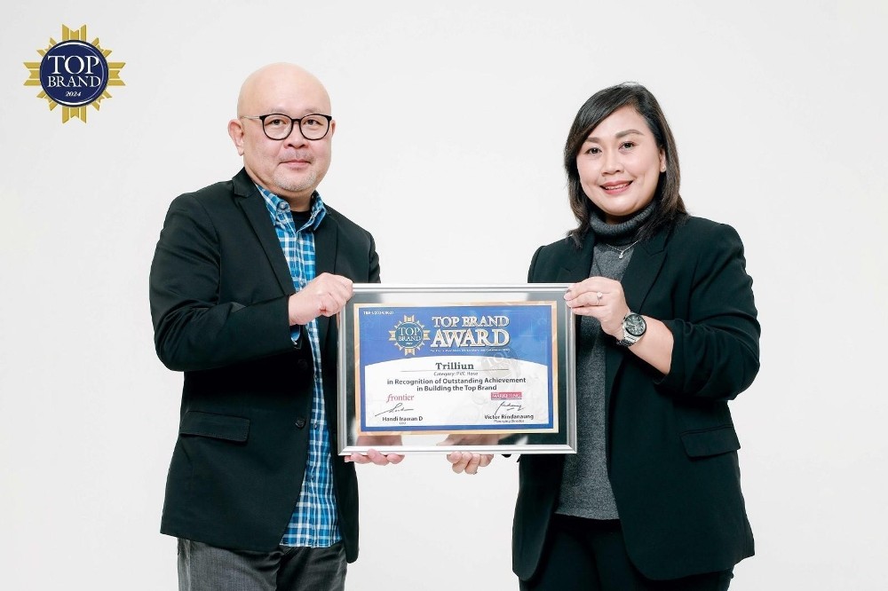 APRESIASI: Sales & Marketing Director PT Matahari Putra Makmur, Diaz C. Amallya (kanan) menerima penghargaan Top Brand Award 2024.