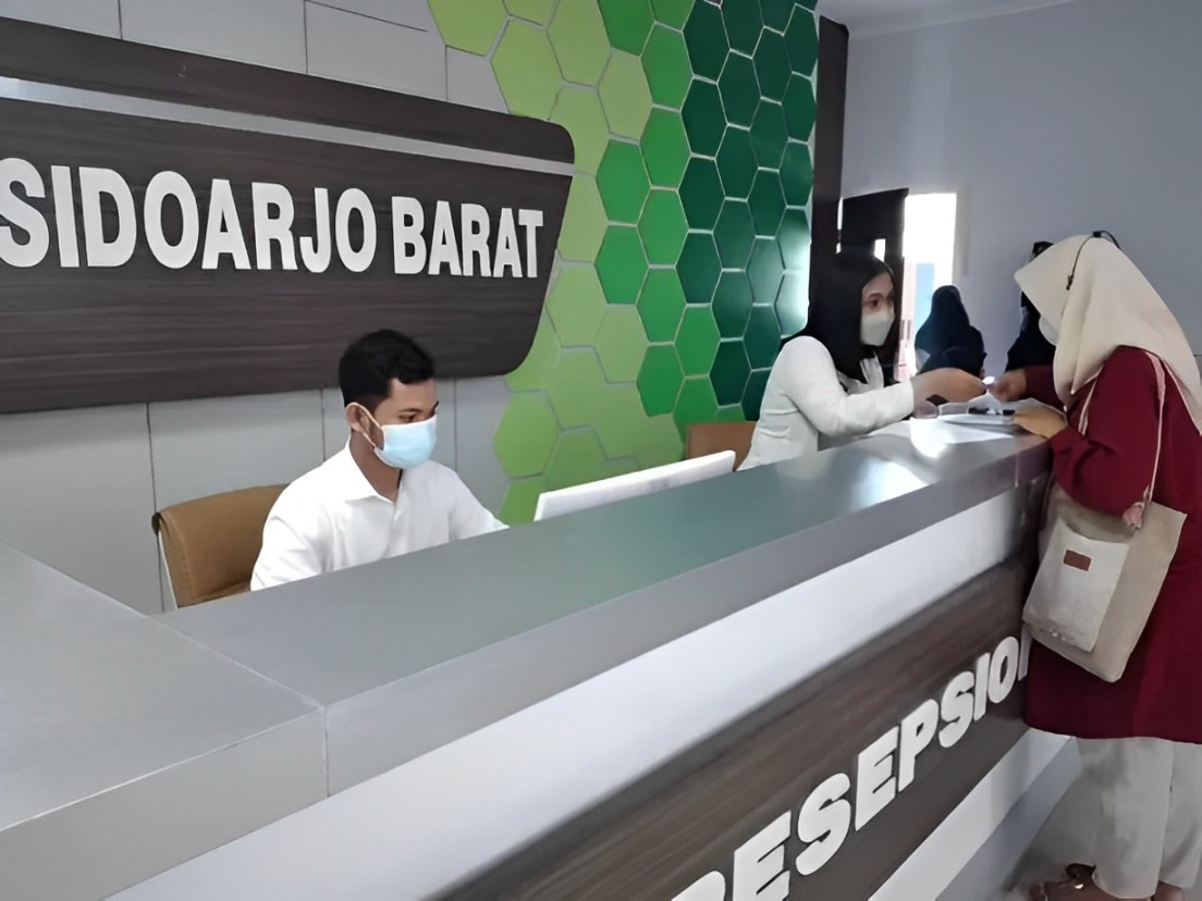 LEBIH CEPAT: Loket pendaftaran yang ada di RSUD Sidoarjo Barat. Kini warga bisa mendaftar secara online.