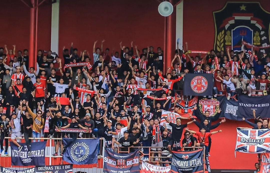 LOYAL: Suporter Deltamania saat dukung tim kebanggaannya. (IST)