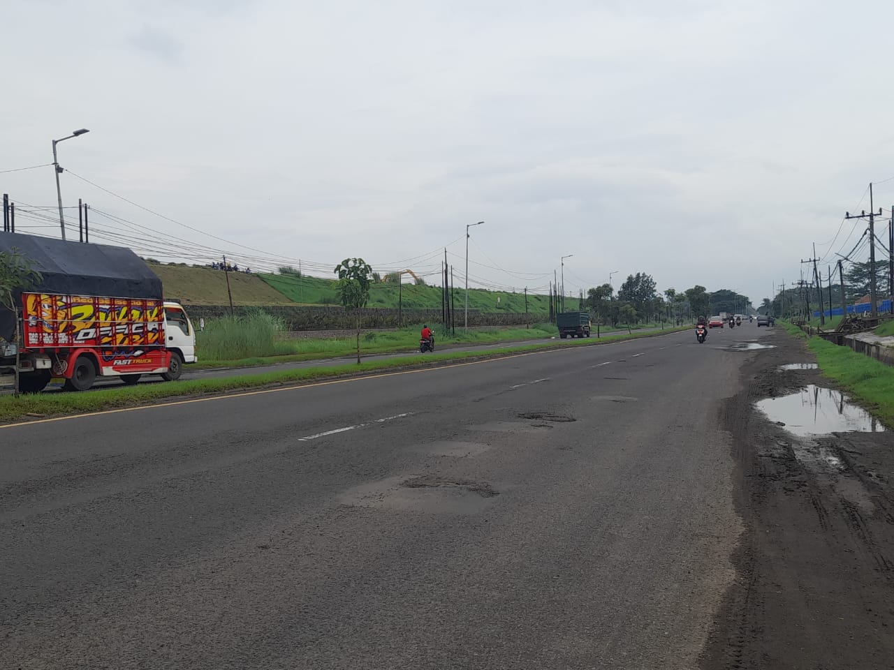 BERGELOMBANG:&nbsp; Jalan Raya Porong mengalami kerusakan. (M SAIFUL ROHMAN/RADAR SIDOARJO)