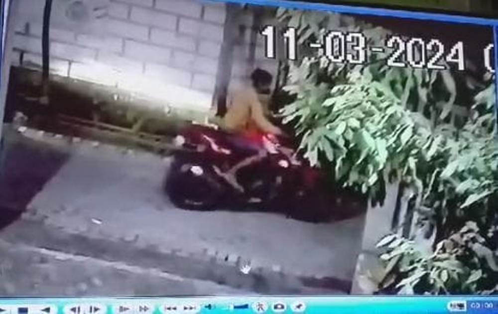 BERAKSI : Terduga maling motor terekam CCTV. (DIKY PUTRA SANSIRI/RADAR SIDOARJO)