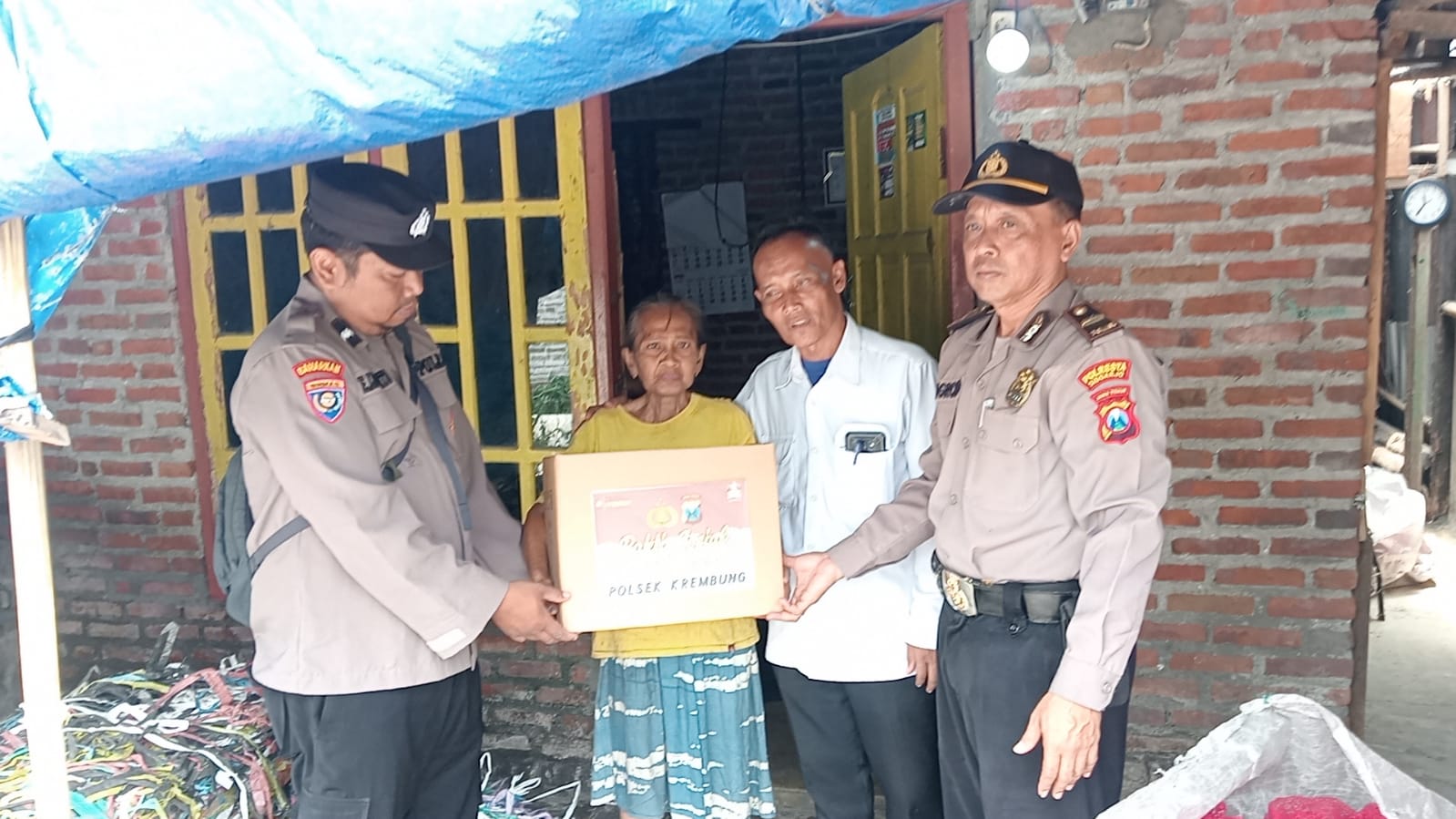 PEDULI : Anggota Polsek Krembung bersama dengan warga. (IST)