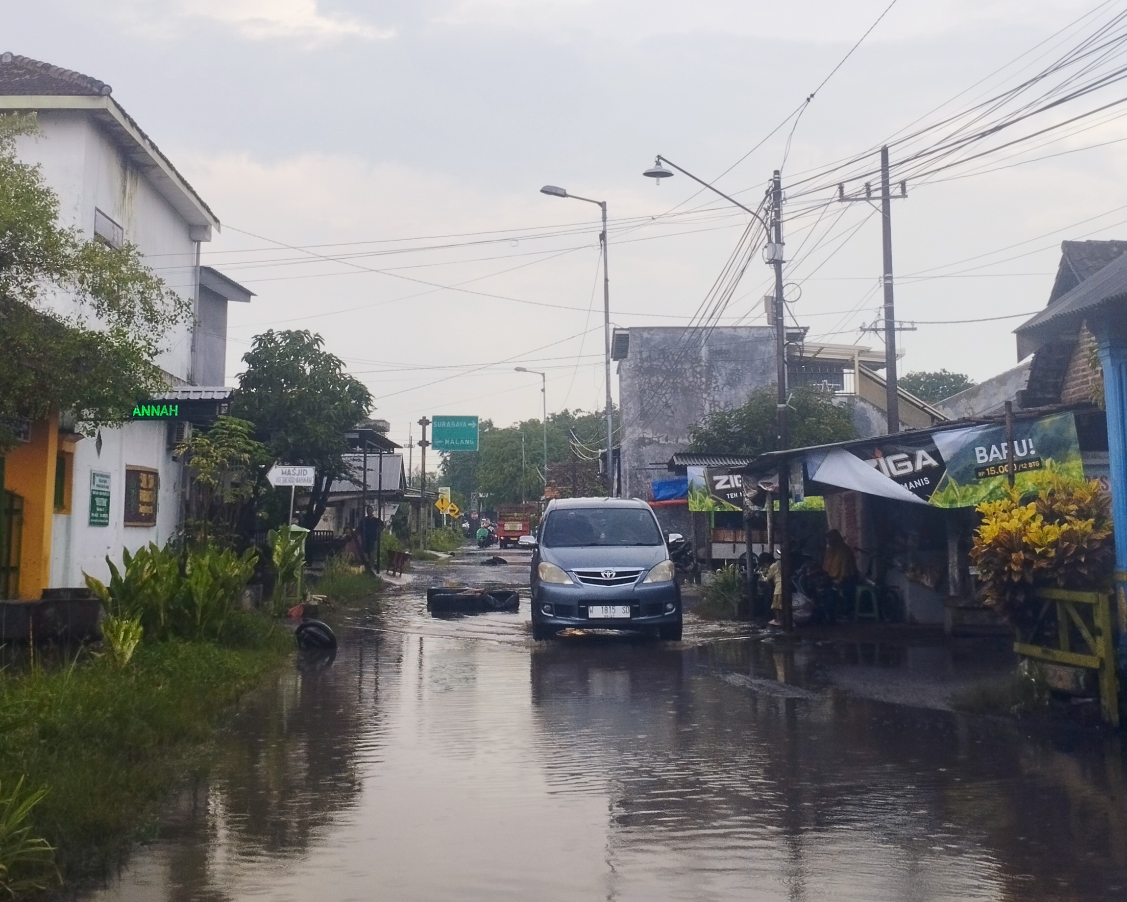 BERPOTENSI: Air yang menggenang kawasan Tanggulangin setelah hujan deras mengguyur. (ANNISA FIRDAUSI/RADAR SIDOARJO)