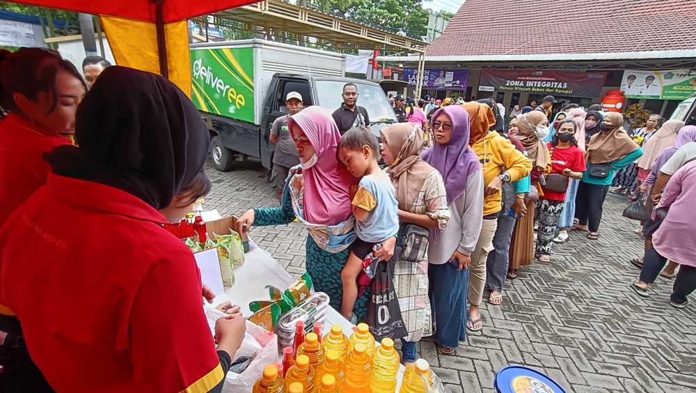 ANTRE: Pasar murah Alfamart di Kantor Kecamatan Sedati dibanjiri warga.&nbsp;(IST)