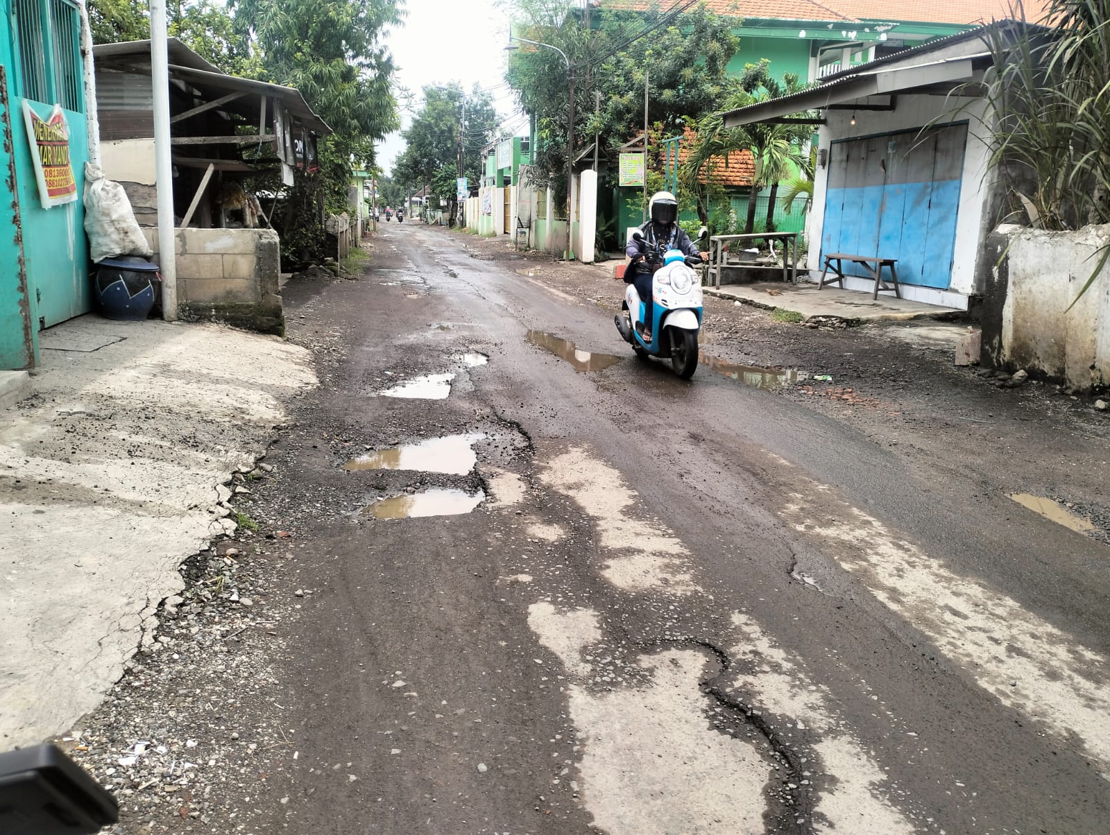 DIRESPON: Jalan Rusak Desa Gemurung-Tebel Kecamatan Gedangan akan segera dibeton. (IST)  &nbsp;