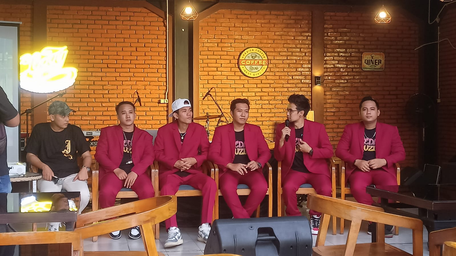ANYAR: SkedarMusik saat merilis single keduanya yang berjudul Tebal. (IST)
