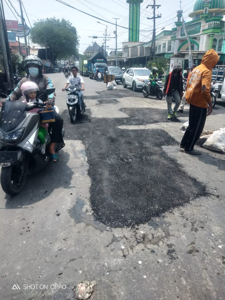 DIKERJAKAN: Jalan di Brigjen Katamso Waru mulai diperbaiki.