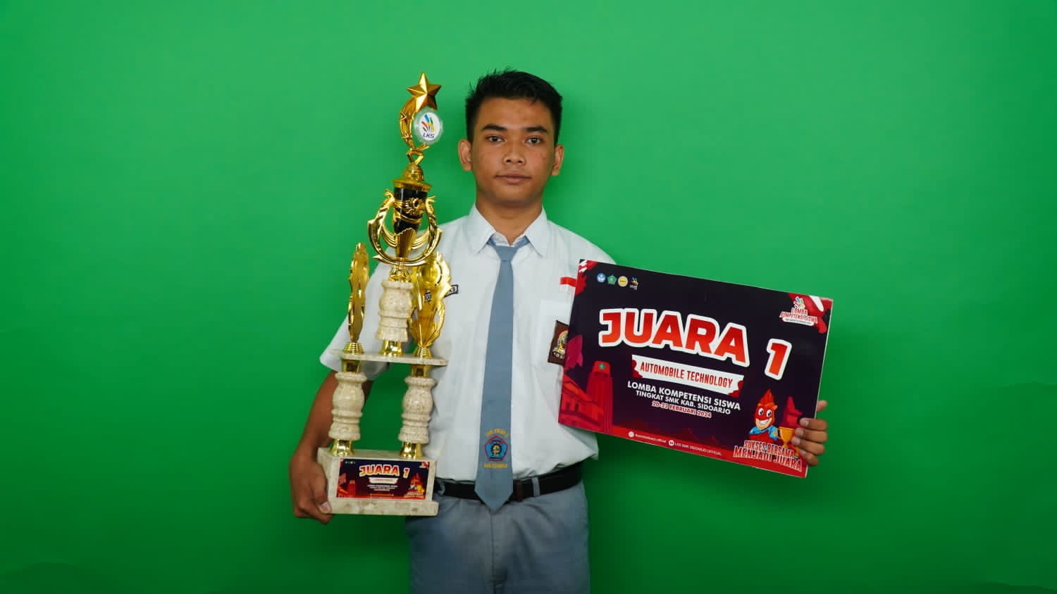 SEMANGAT: Abdul Hakim Al Mudhaffar  siswa SMK Krian 2 Sidoarjo juara 1 dalam lomba Automobile Technology tingkat Kabupaten Sidoarjo.